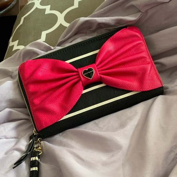 ❌SOLD❌ Betsey Johnson Wallet Lot (5 Wallets) - Picture 1 of 15
